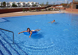 Grosser Pool mit Jakuzzi auf Fuerteventura im Fischerdorf El Cotillo